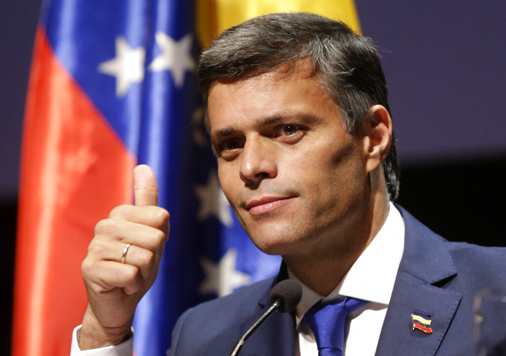 Leopoldo Lopez salió de la embajada de España en Venezuela para llegar a Madrid. (AP)