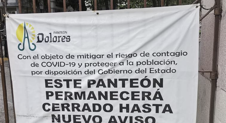 Una manta colocada a la entrada del cementerio anuncia la medida tomada por la administración.