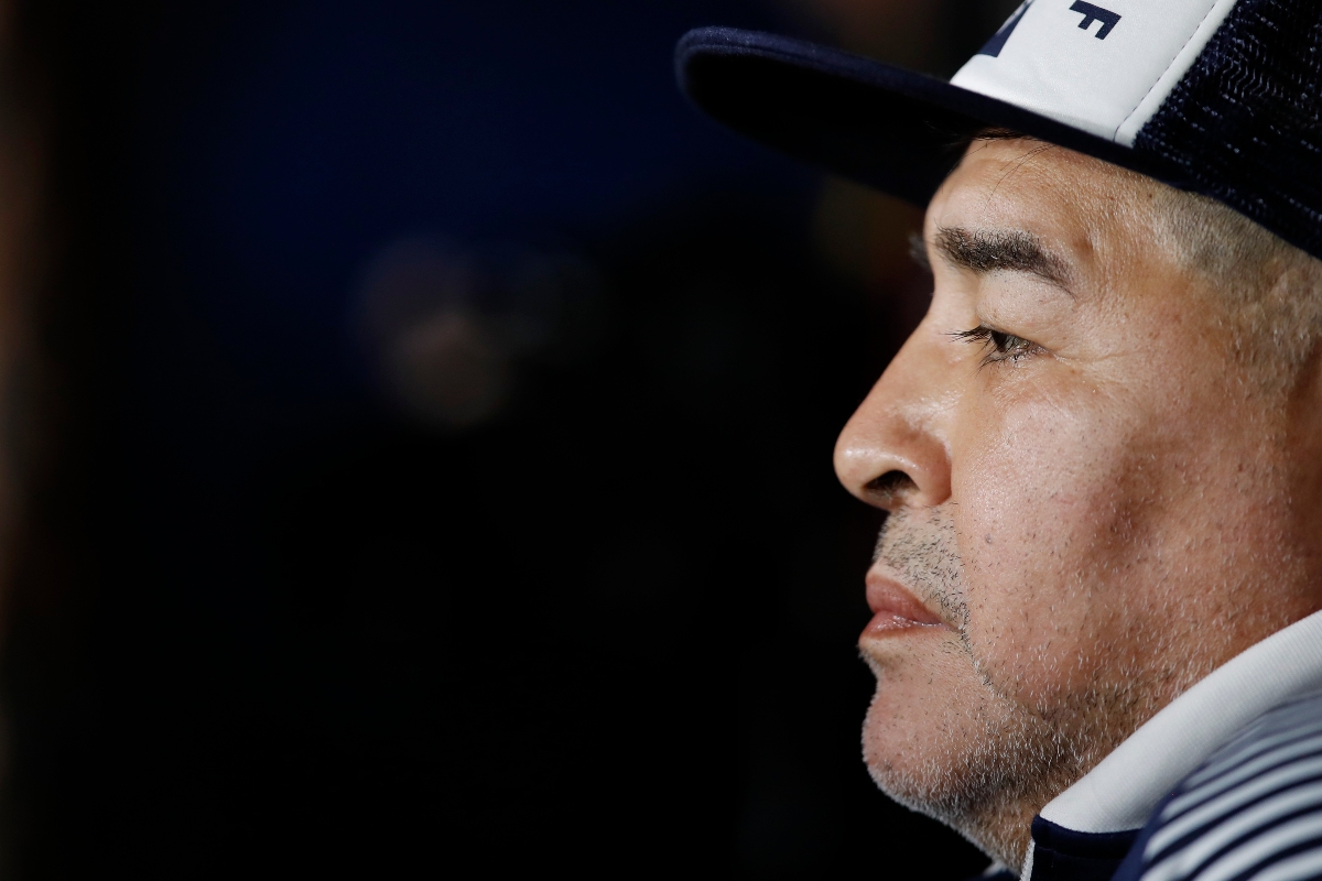 Maradona es aislado por estar en contacto con un caso sospechoso de covid-19 (AP)