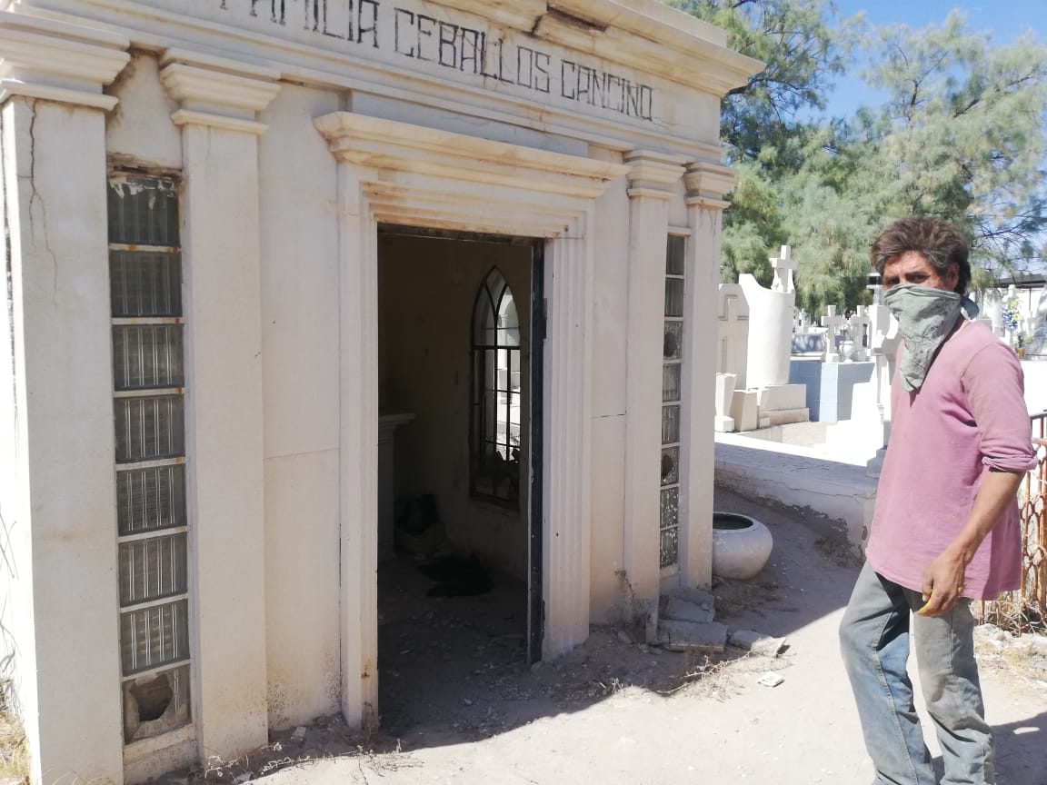 Ahora en este mausoleo un monumento de granito blanco y de austera pero elegante arquitectura. (Especial)