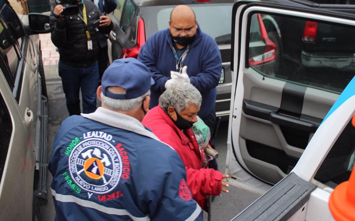 Trasladan a personas al refugio temporal en Nuevo Laredo. (Ricardo Hernández)