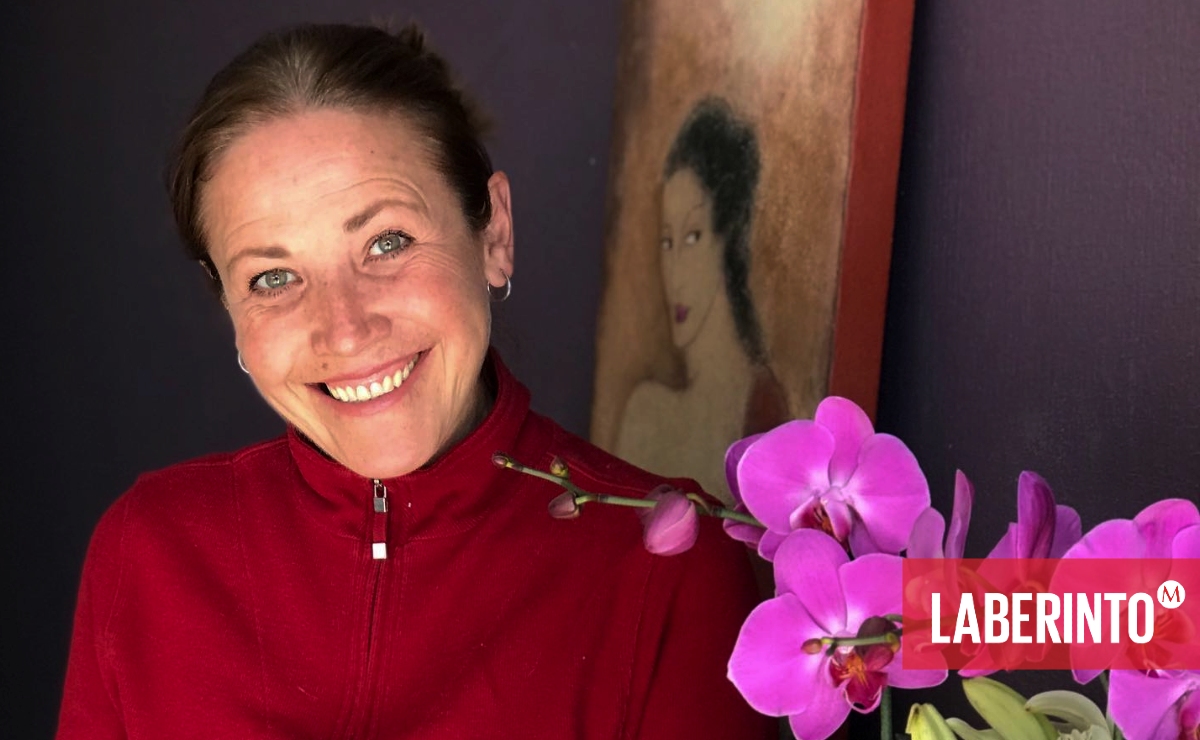 La actriz y directora mexicana Laura Luz juega ping-pong con Laberinto. (Foto: Facebook)