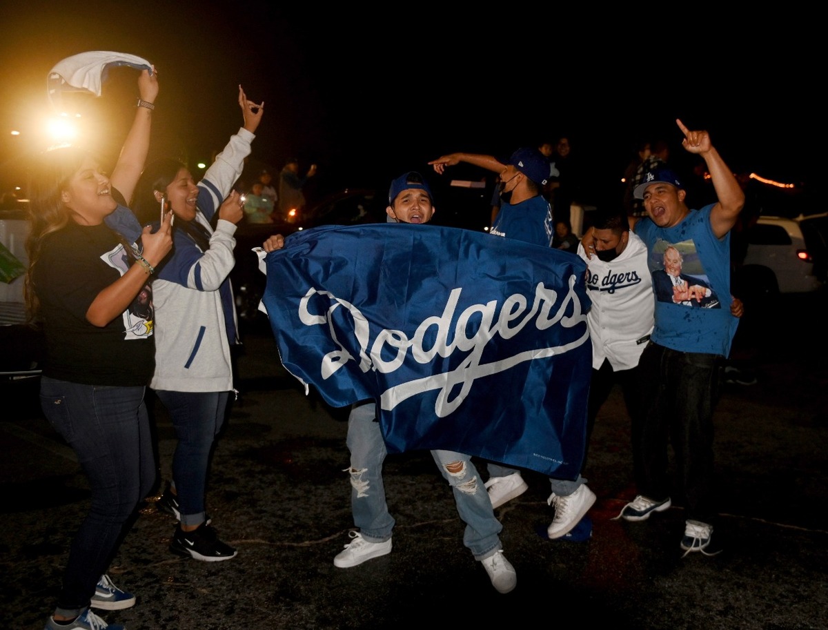Aficionados de Dodgers salen a las calles a celebrar (AP)