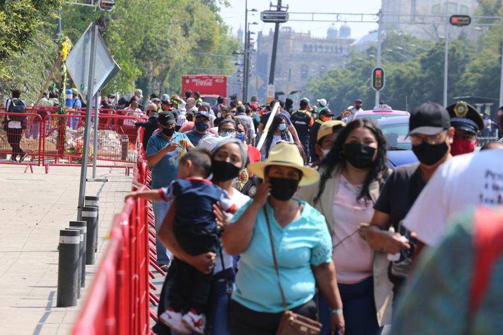 Afuera, continúan llegando a la iglesia donde hacen largas filas para ingresar. | Jorge Carballo