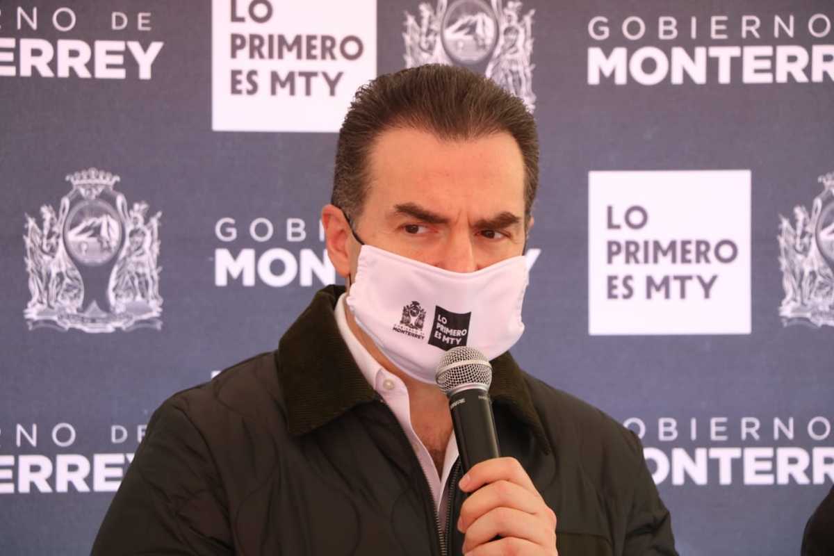 El alcalde de Monterrey, Adrián de la Garza, supervisó diversas obras públicas en la colonia Genaro Vázquez. Foto: Leonel Rocha