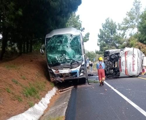El choque sucedió en la Autopista Siglo XXI.