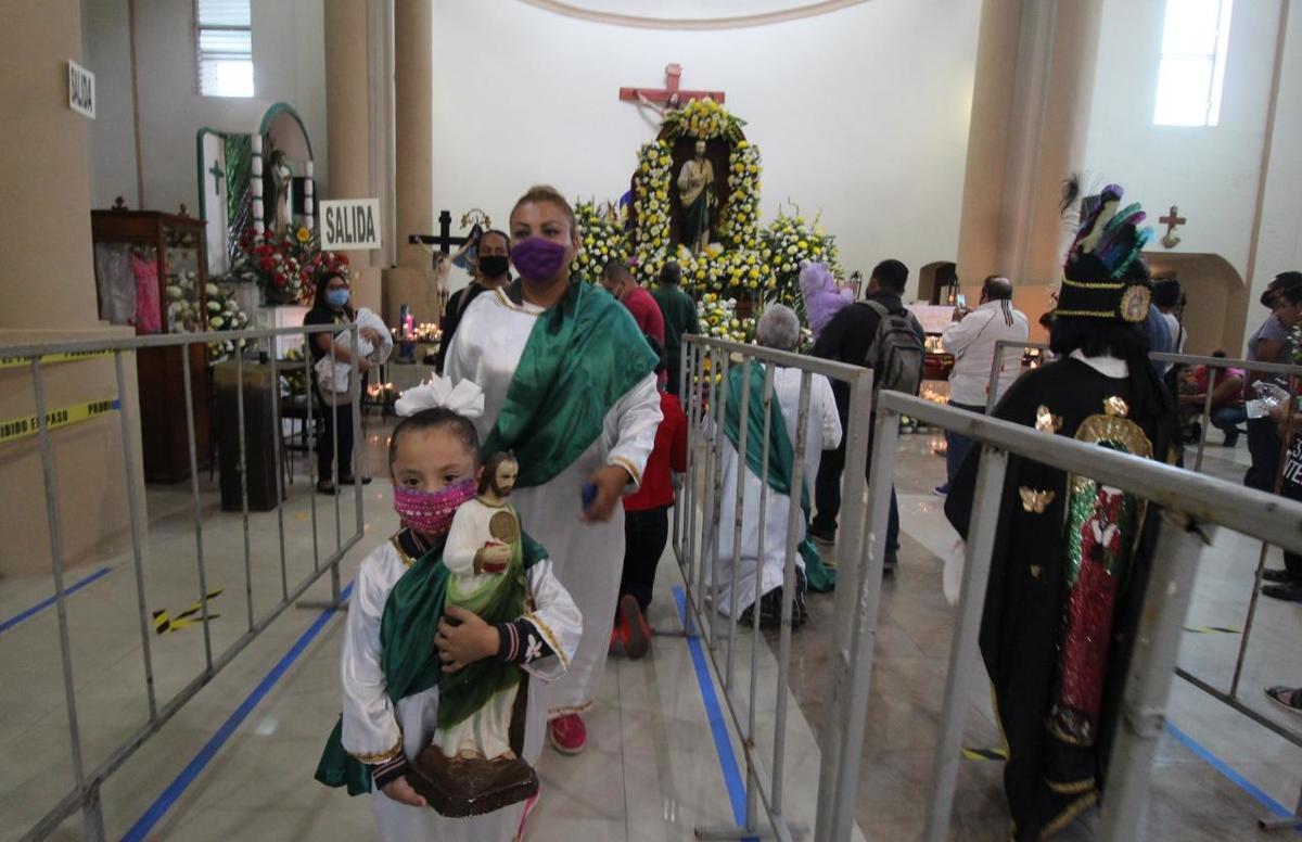 Los fieles católicos llegaron desde muy temprano a la parroquia de San Juanita ubicada en la colonia Cascajal