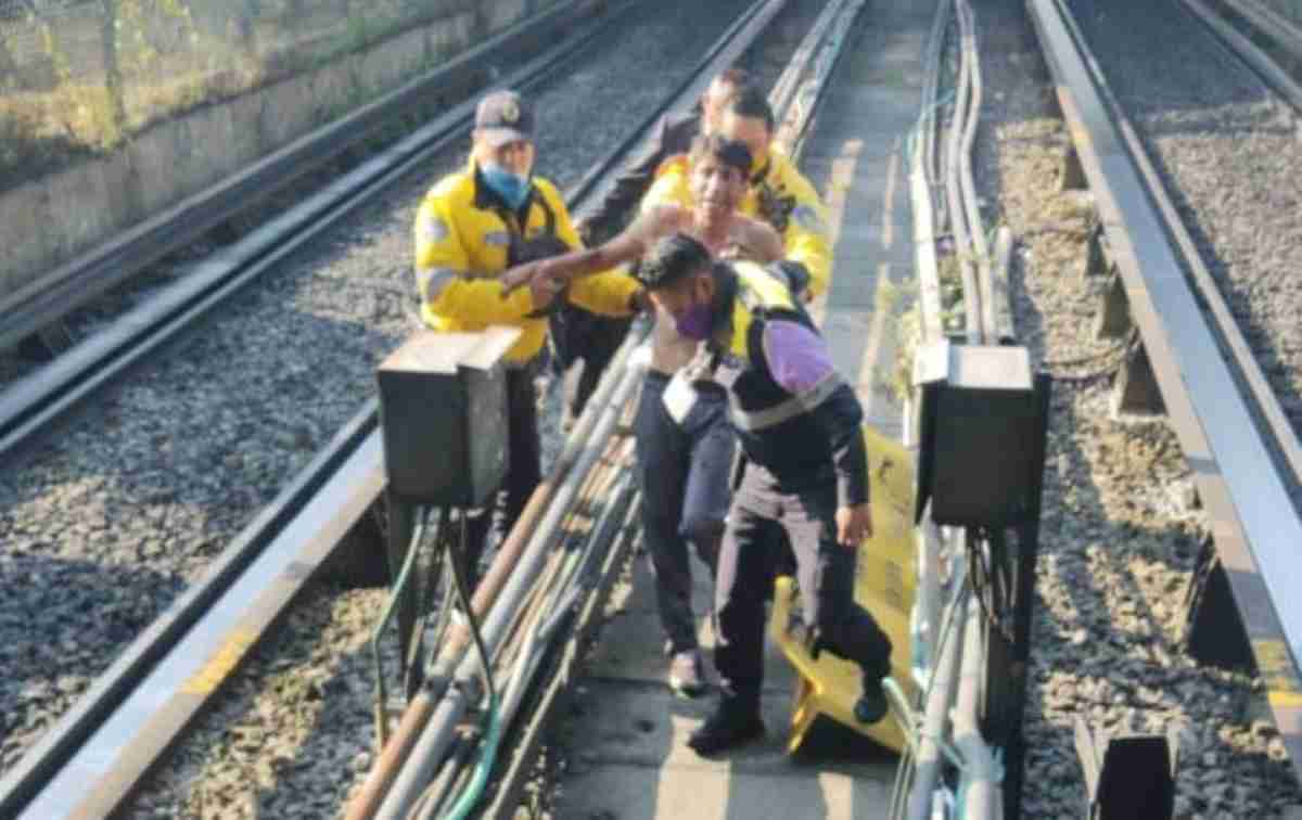 Un hombre trepó la reja e ingresó a las vías del Metro de CdMx. | César Velázquez