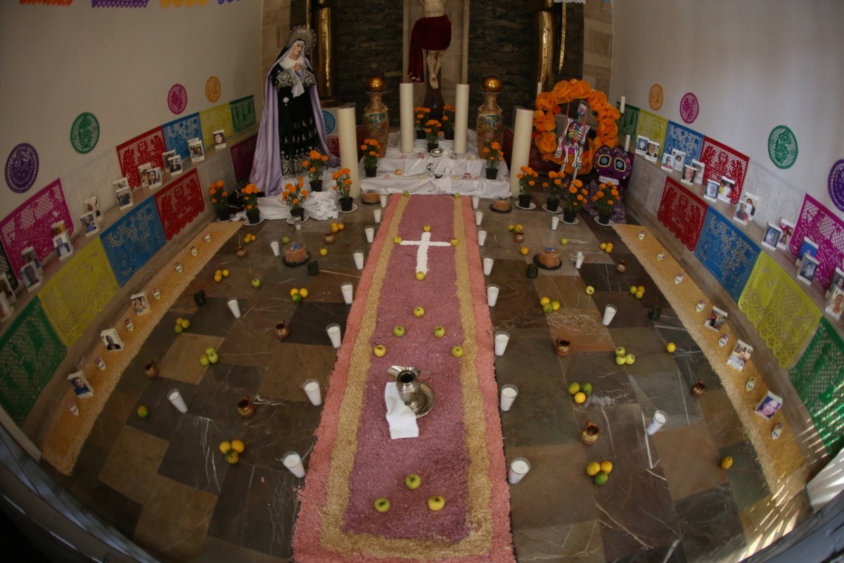 Honran a víctimas de covid-19 con altar de muertos en Monterrey. Foto: Jorge López.