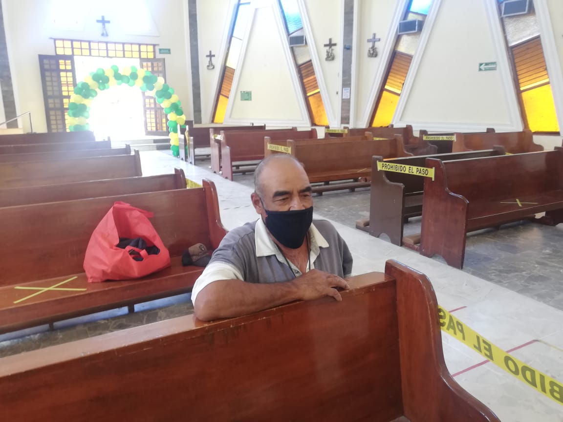 Julián tiene 77 años de edad acudió a agradecer a San Judas Tadeo. (Cecilia Aguilar)