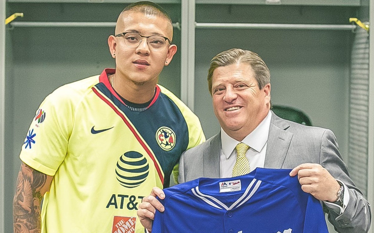 Julio Urías junto al técnico del América Miguel Herrera (Twitter @ClubAmerica)