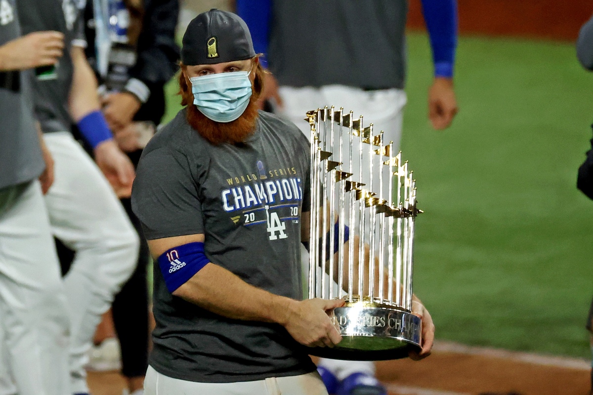 Justin Turner festeja título de Dodgers pese a dar positivo a covid-19 (Reuters)