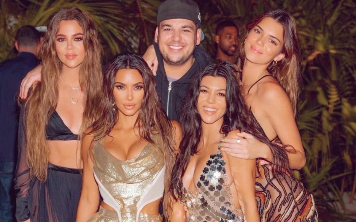 Kim Kardashian y sus hermanas (Twitter).