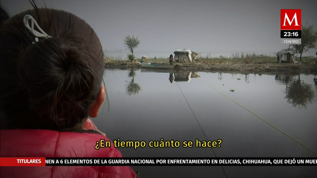 Lancheros del Estado de México navegan entre basura