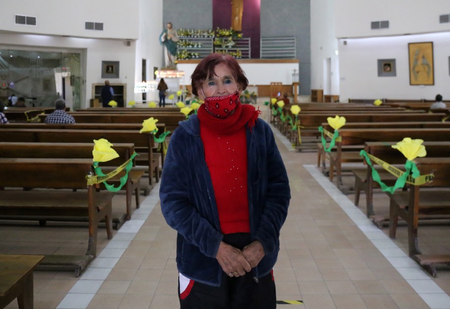 Micaela Victorino Sánchez acudió como muchos creyentes a dar gracias a San Judas Tadeo. (Mauricio Román)