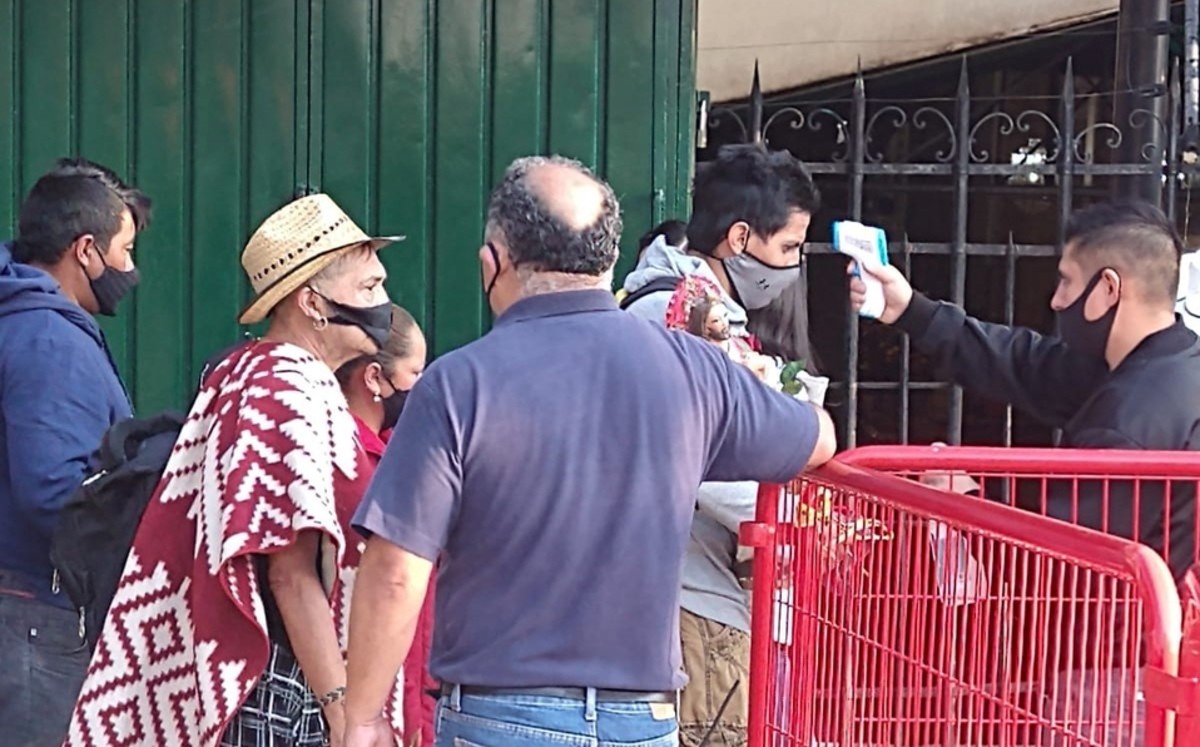 Sin sana distancia, fieles de San Judas hacen largas filas para entrar a iglesia de San Hipólito