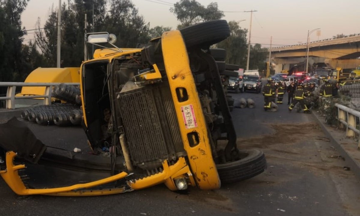 El tráiler se volcó en carriles de Anillo Periférico. | César Velázquez