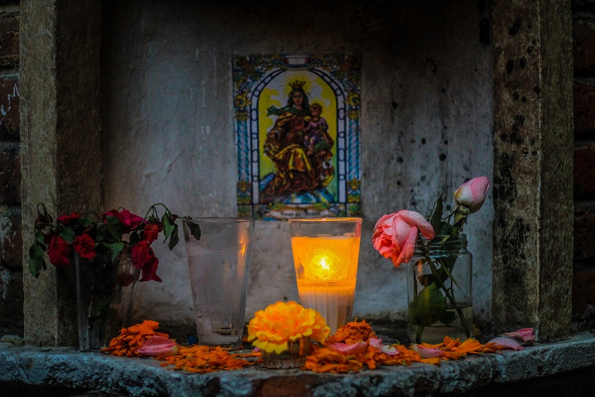 El altar se encuentra enfrente de un árbol de aguacate, en la esquina del callejón. (Zurisaddai González)