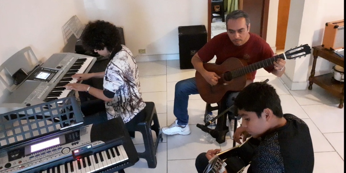 Ya sea aprender guitarra, piano o batería, la música es pieza clave en el desarrollo del ser humano. (Cortesía)
