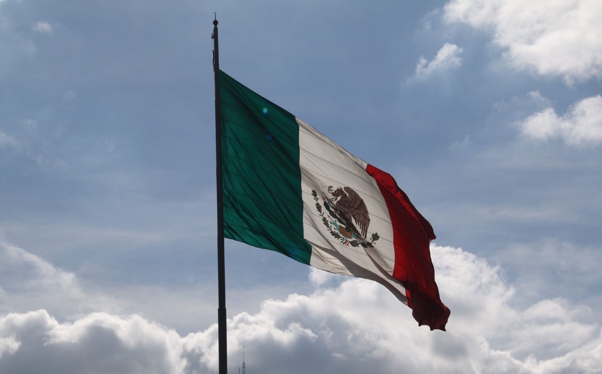 La bandera será izada a media asta en símbolo de respeto, para honrar a las víctimas. (Cuartoscuro)