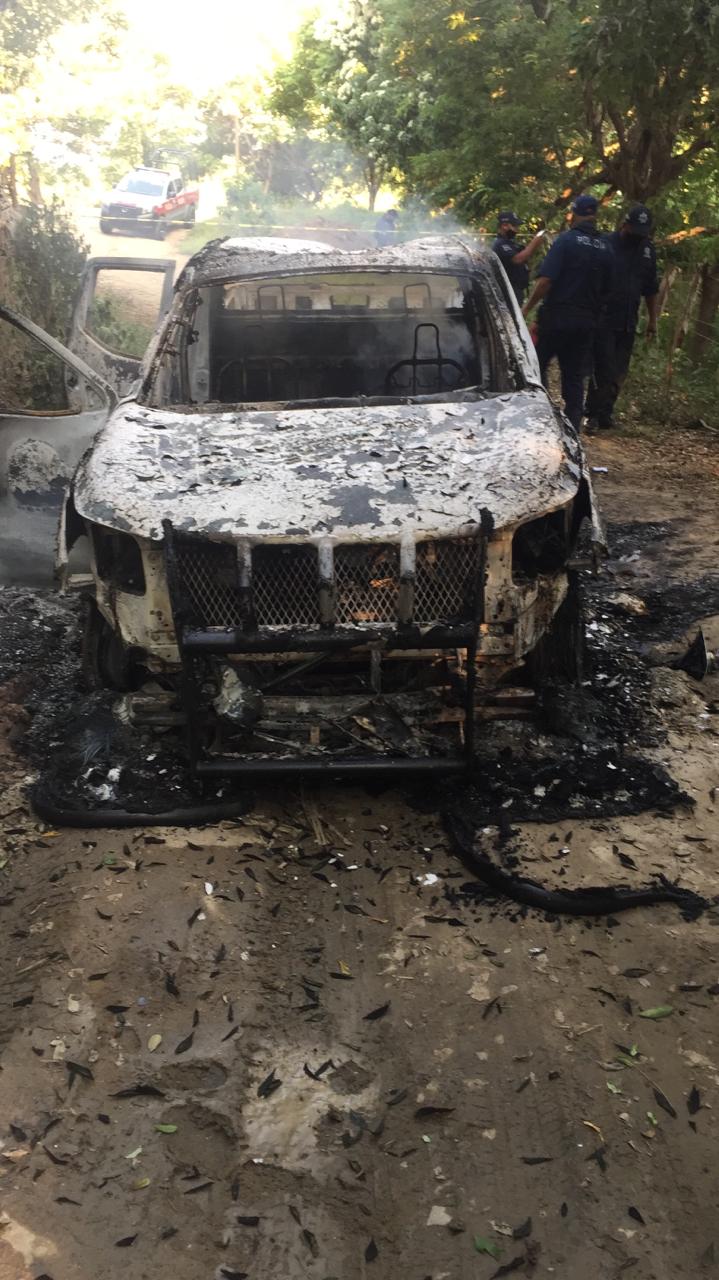 Camioneta incendiada junto a un hombre en Acapulco
