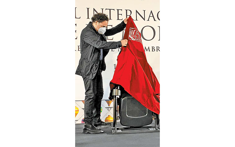 El director inauguró la butaca con su nombre. (Especial)