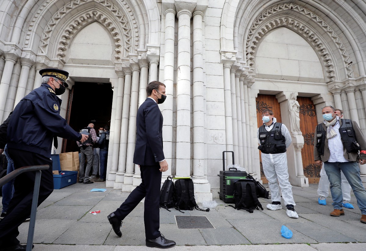 Emmanuel Macron llegó a la iglesia de Niza tras reportarse el ataque en Francia. | AFP