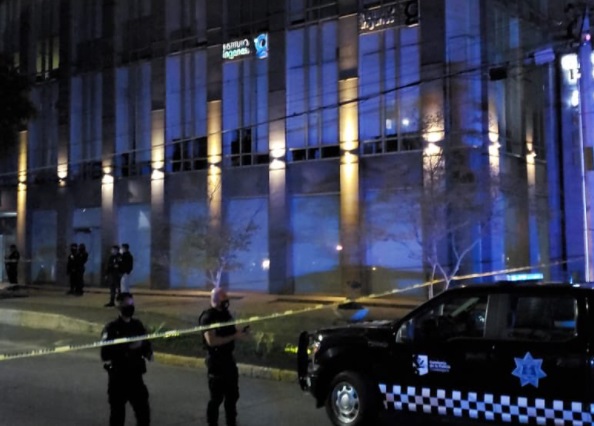 El hecho ocurrió la noche del jueves dentro de una plaza comercial ubicada en la calle Mar Sur. (Especial)