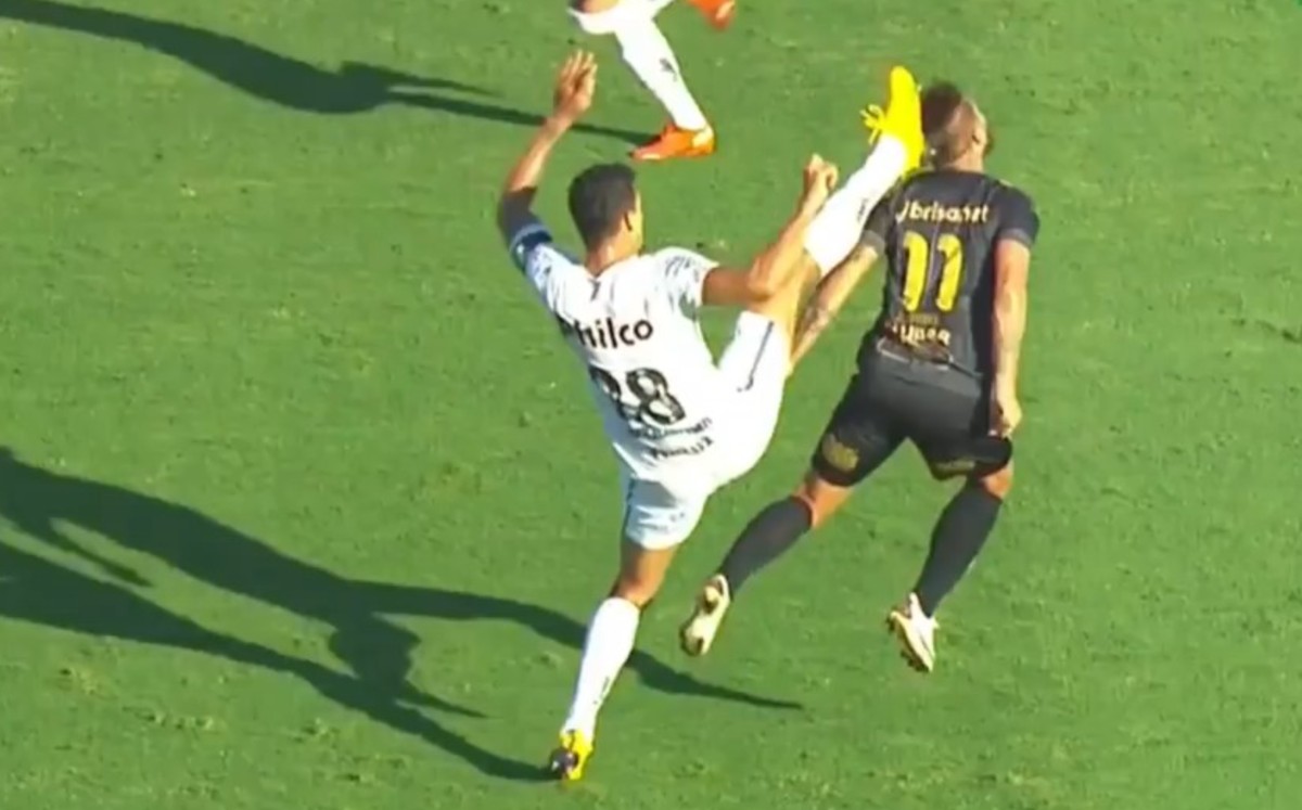 Rafael Sobis sufre horrible patada en la cabeza durante un partido de la Copa de Brasil (Especial)