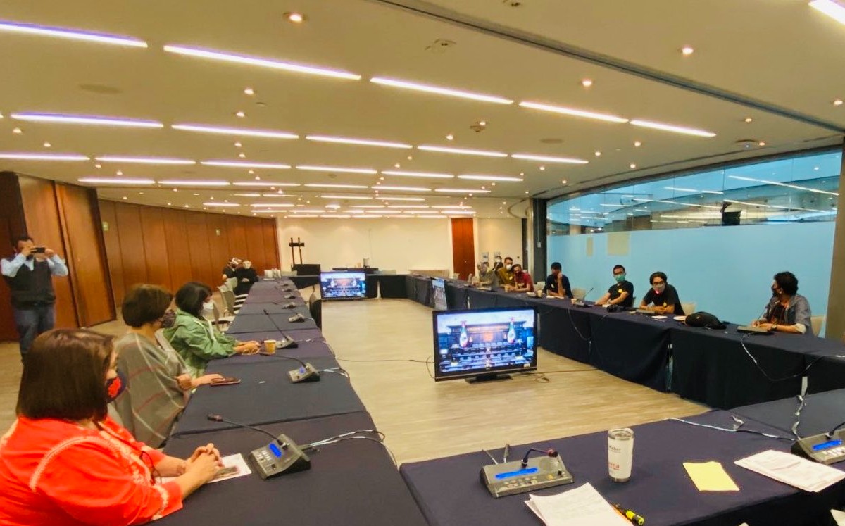 Senadores en reunión con pacientes. (Twitter)