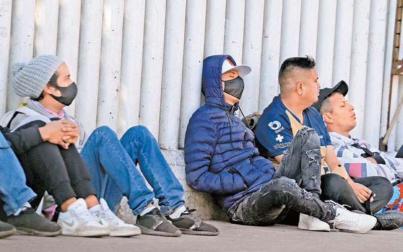 Trabajadores en la calle de San Pablo, en Ciudad de México. (Jorge Carballo)