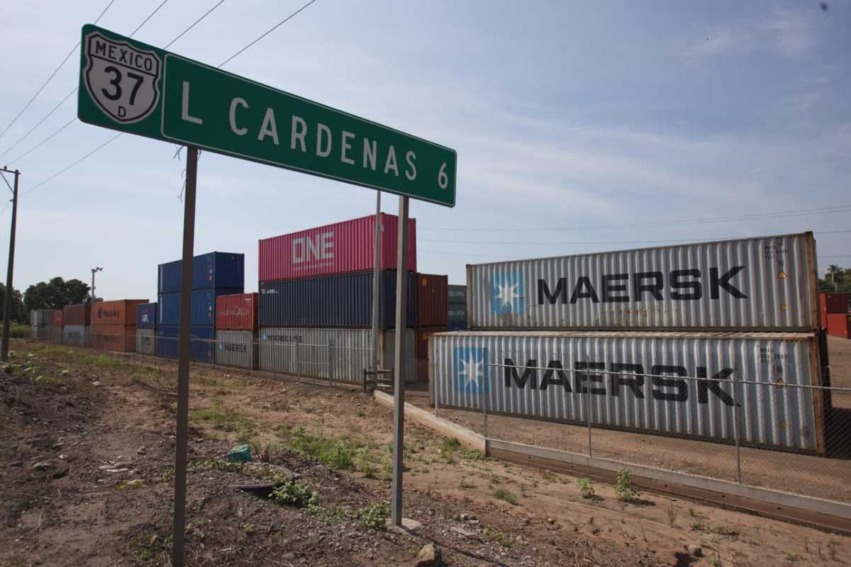 Cientos de contenedores se encuentran varados en el puerto de Lázaro Cárdenas, Michoacán. (Omar Franco)