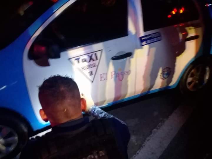 El conductor resultó agredido al ser confundido con los delincuentes que se robaron un taxi. (Apolonia Amayo)
