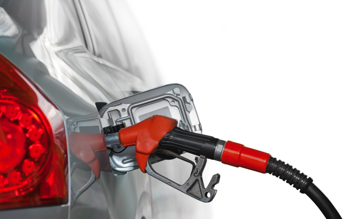 Consumidores pagarán el total del impuesto a gasolinas y al diésel. Foto: (Shutterstock)
