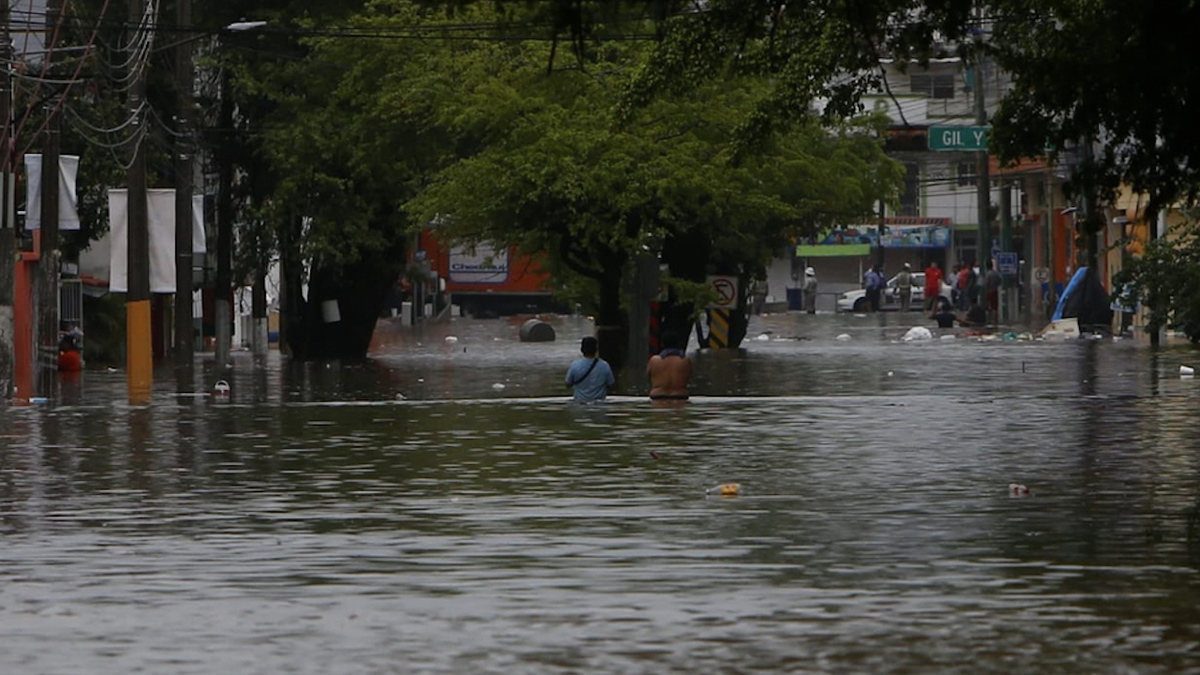 Por frente frío, lluvias dejan inundaciones en Villahermosa