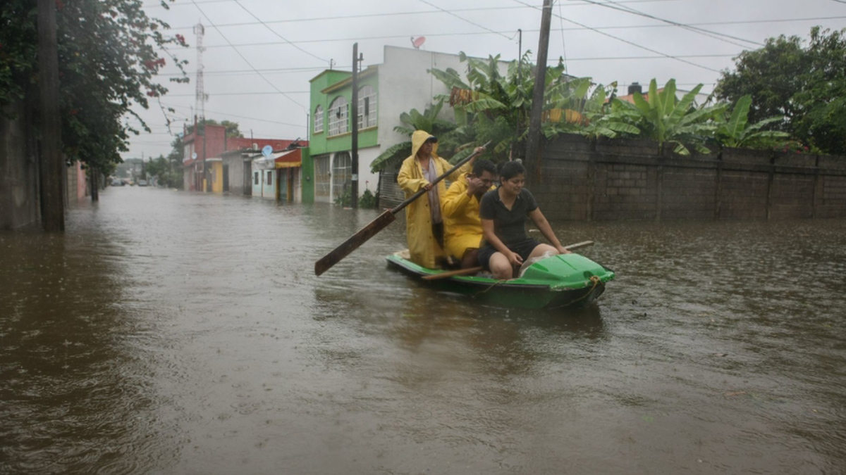 Fuertes lluvias provocan inundaciones en calles de Villahermosa, Tabasco