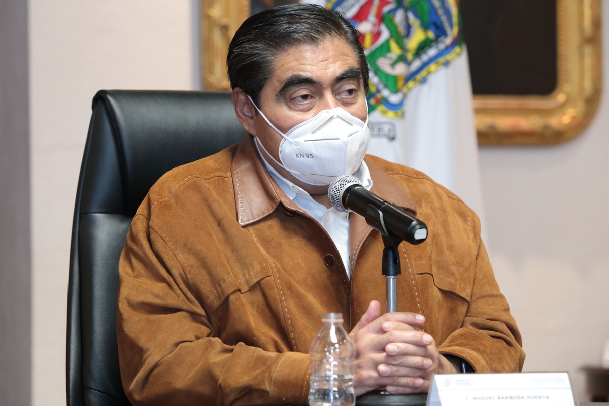 Gobernador de Puebla, Luis Miguel Barbosa, en conferencia de prensa. (Especial)
