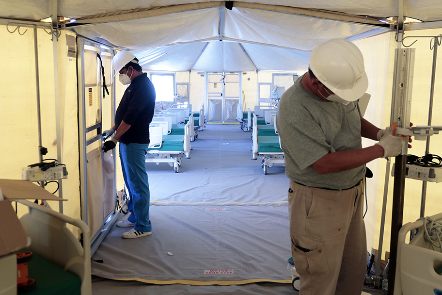 Instalación del hospital Móvil en Torreón. (Mauricio Román)