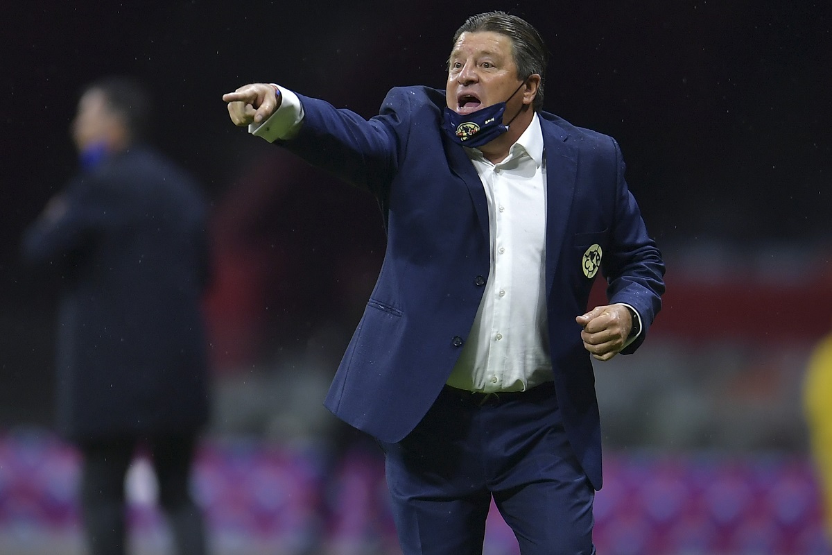Miguel Herrera da instrucciones en un juego de América (Mexsport)