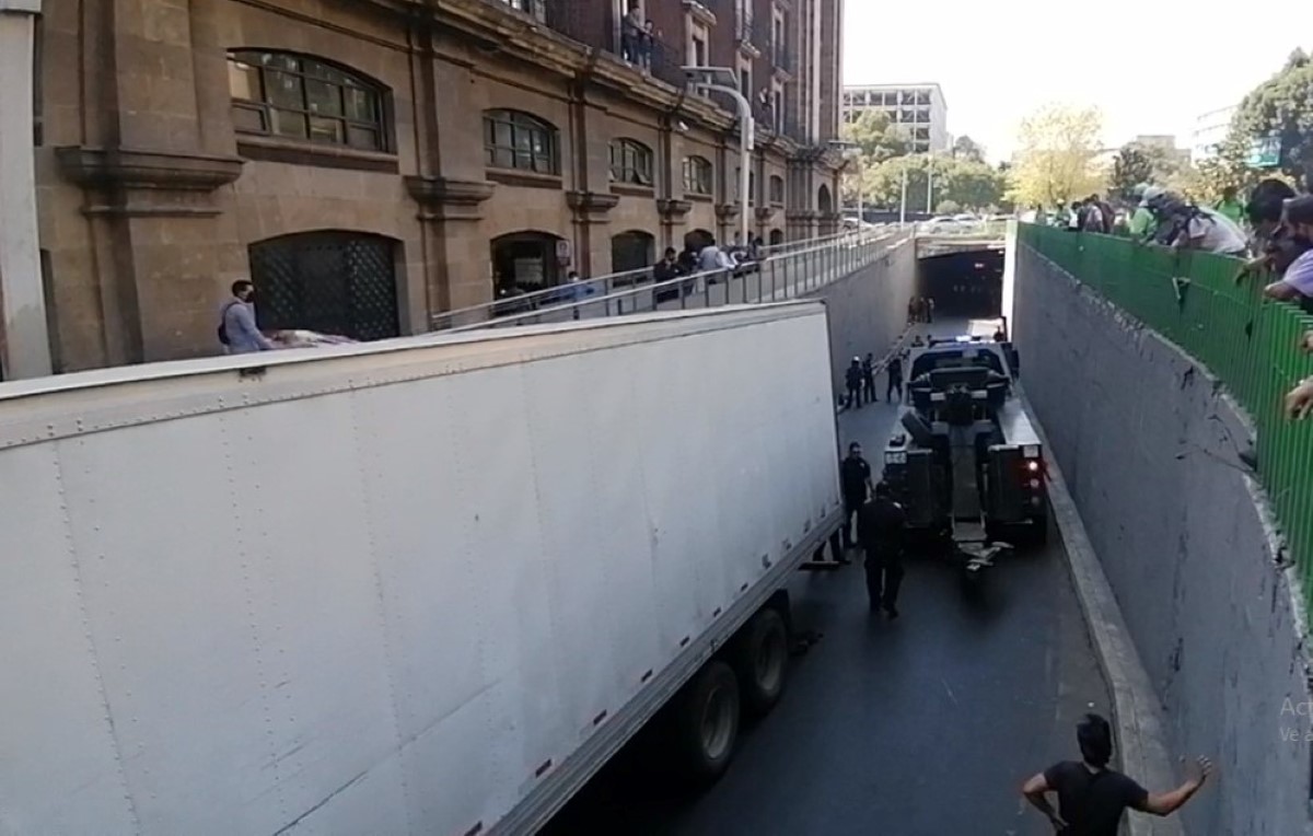 El tráiler se atoró en la incorporación de Fray Servando Teresa de Mier. | Anwar Nájera