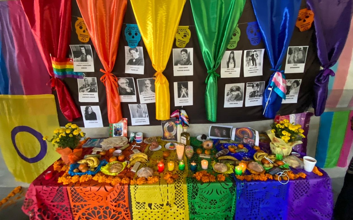 Los activistas agradecieron al gobierno local por permitirles instalar la ofrenda. (César García)