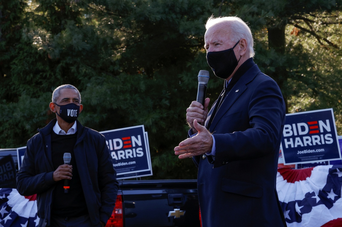 Barack Obama junto a Joe Biden en un evento de campaña en Michigan. (AP)