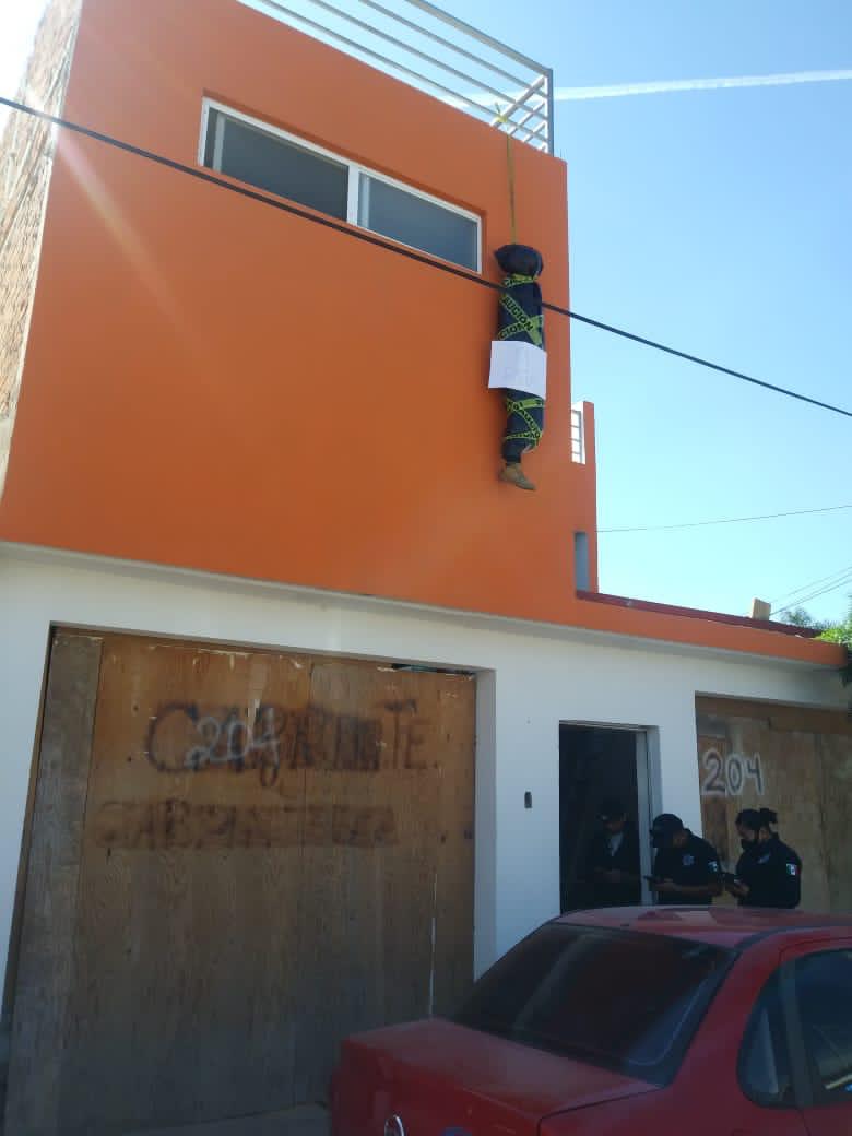 Se colocó un muñeco colgado afuera de una casa con un letrero que decía "Esto me pasó por rata". (Especial)