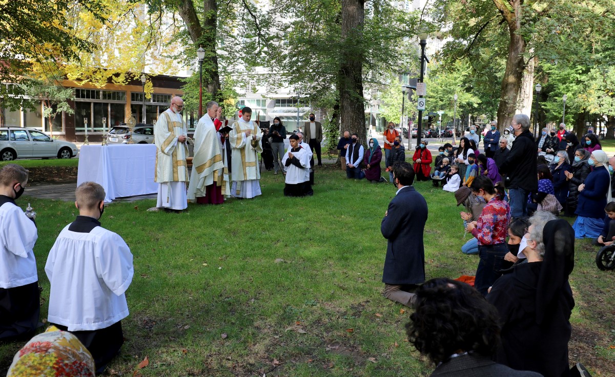 En Portlan, el exorcismo se realizó en un parque. | AP