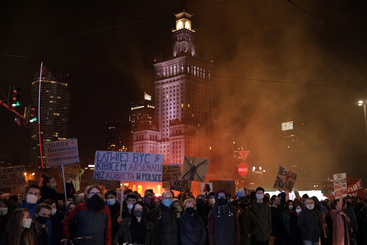 Miles de personas salieron a protestar en Varsovia contra la restricción al aborto. (Reuters)
