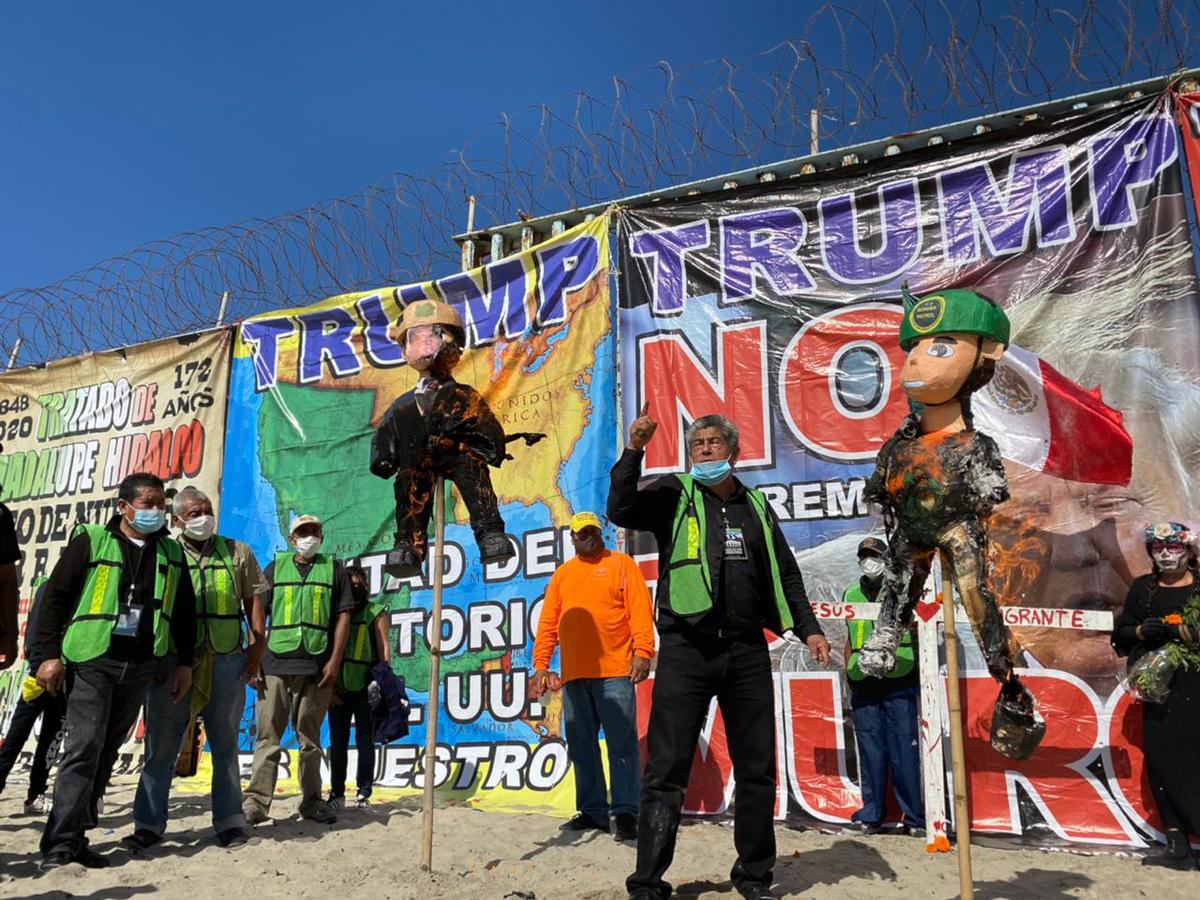 Mientras a las piñatas las consumía el fuego, el activista y presidente de Ángeles Sin Fronteras, Sergio Tamai gritaba “migras asesinos". (Said Betanz