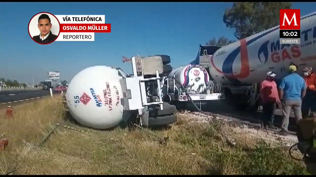 Pipa de gas vuelca en la autopista México-Querétaro