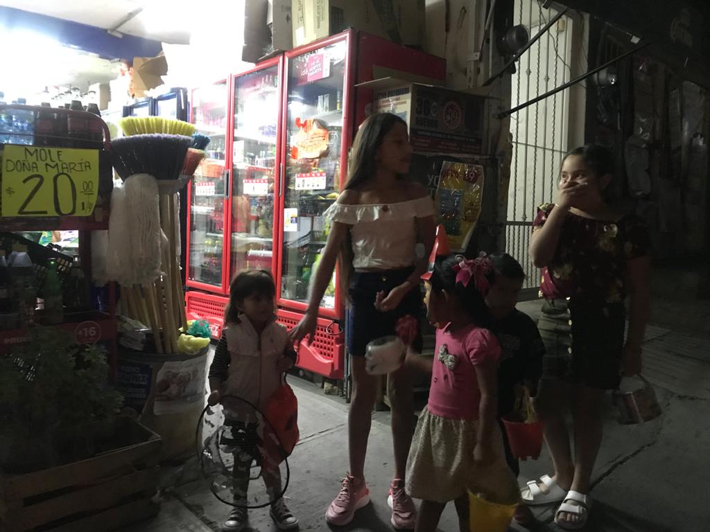Adultos acompañaron a los niños a pedir dulces, la mayoría sin cubrebocas (Elsa Martha Gutiérrez)