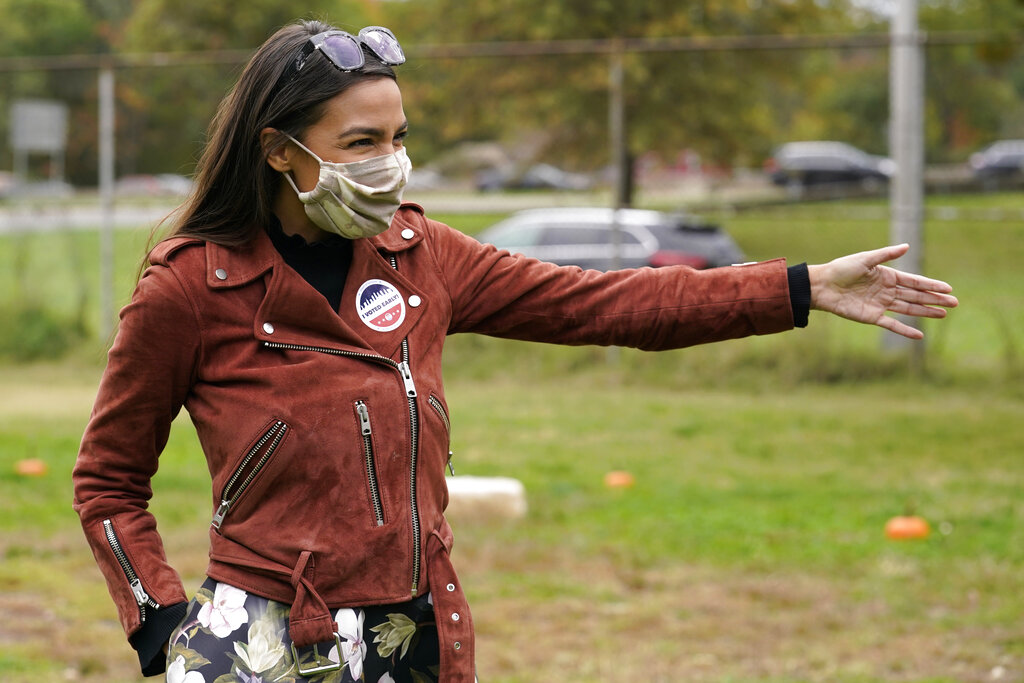 Alexandria Ocasio-Cortez durante un acto de campaña para su candidatura al congreso de EU. (AP)