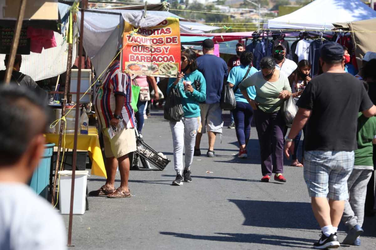 Los ciudadanos que acudían iban sin alguna protección, sólo algunas cuantas personas cumplían con las medidas. Foto: Raúl Palacios